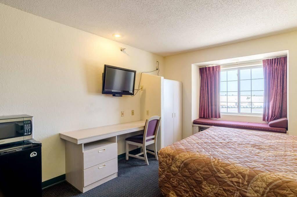 Travelodge By Wyndham Chadron Kültér fotó