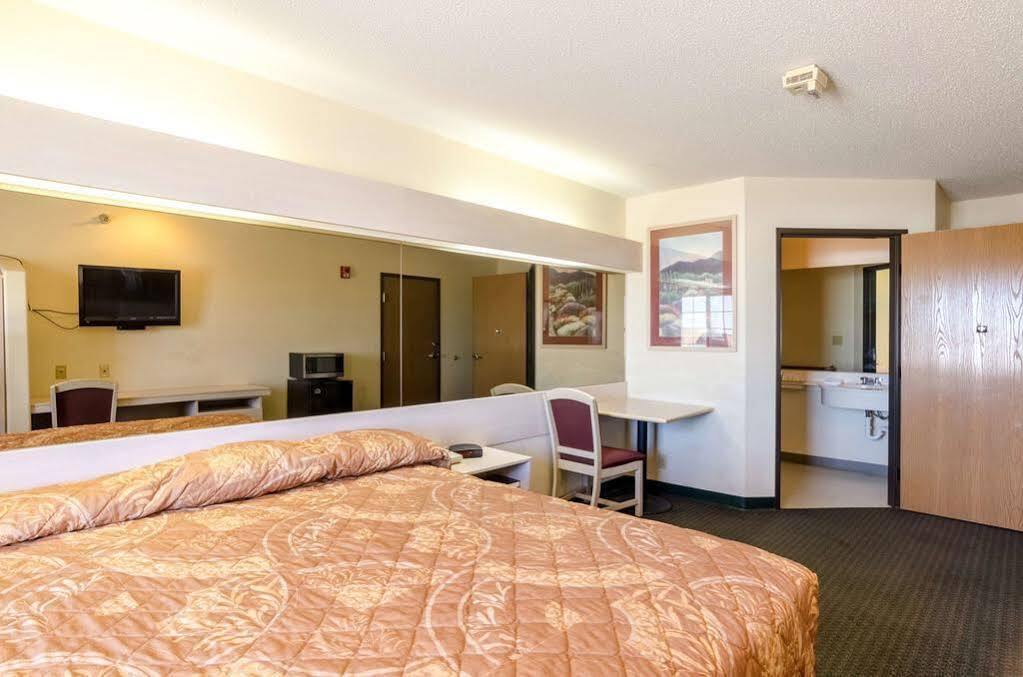 Travelodge By Wyndham Chadron Kültér fotó